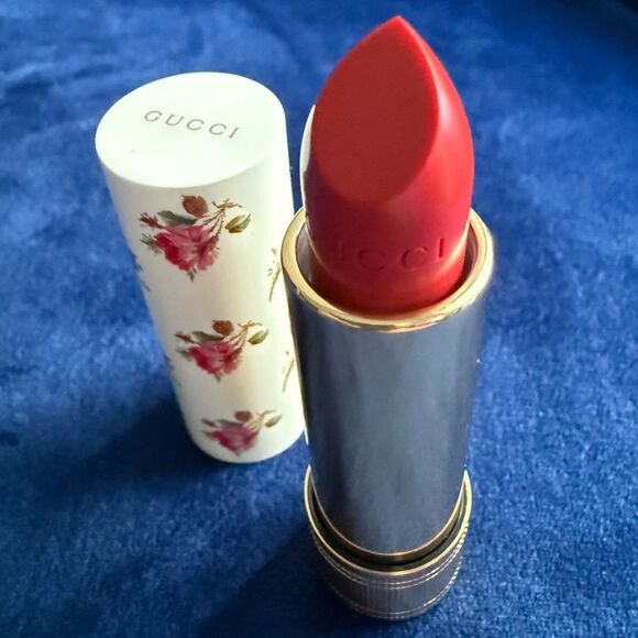 GUCCI ROUGE À LÈVRES VOILE LIPSTICK — GOLDIE RED 25 - Picture 9 of 17